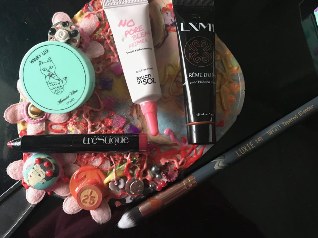 closeup of the cosmetics inside my September 2018 Ipsy bag, neversaydiebeauty.com