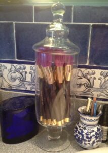 apothecary jar to store my makeup brushes neversaydiebeauty.com @redAllison