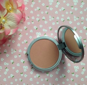 theBalm Cindy Lou Manizer Highlighter open compact to show the peachy, coppery shade neversaydiebeauty.com @redAllison