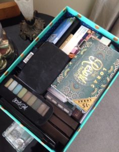 storage box for eyeshadow palettes neversaydiebeauty.com