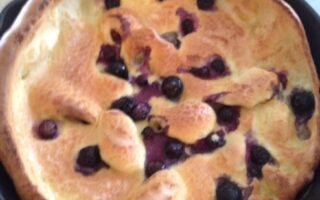 How to make a Dutch baby "pancake" with blueberries neversaydiebeauty.com @redAllison