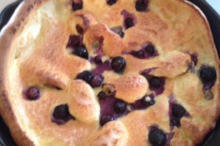 How to make a Dutch baby "pancake" with blueberries neversaydiebeauty.com @redAllison