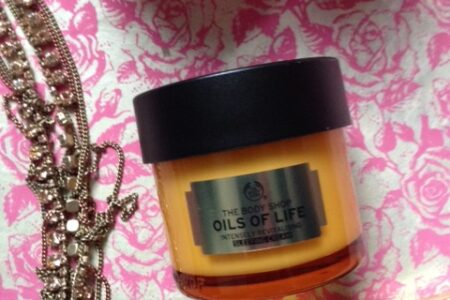 The Body Shop Oils of Life Intensely Revitalising Sleeping Cream outer amber glass jar neversaydiebeauty.com @redAllison