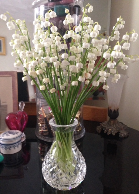 white lilies of the valley in a vase neversaydiebeauty.com @redAllison