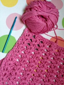 crochet hook, pink cotton yarn and washcloth neversaydiebeauty.com