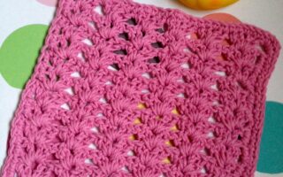 rose pink cotton crocheted shell stitch washcloth neversaydiebeauty.com