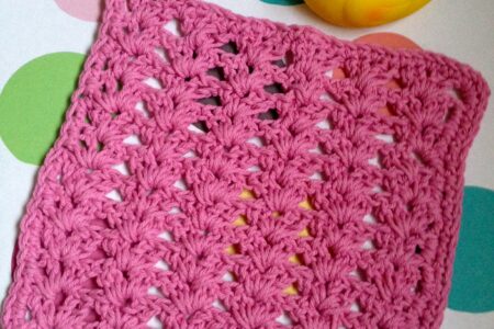 rose pink cotton crocheted shell stitch washcloth neversaydiebeauty.com