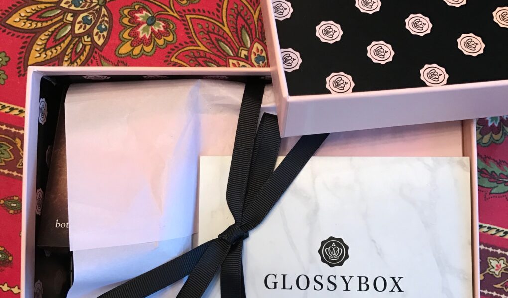 tissue paper wrapped interior of Glossybox October 2016 neversaydiebeauty.com