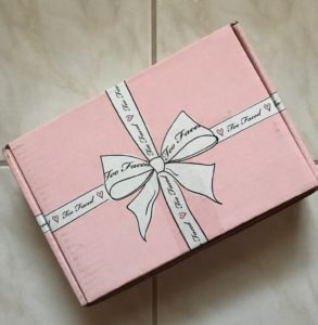 Too Faced pink and ribboned shipping box, neversaydiebeauty.com