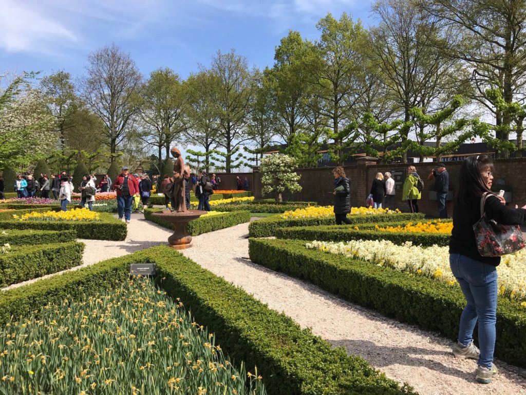 formal garden with boxwood hedges, tulips, daffodils and sculpture at Keukenhof, neversaydiebeauty.com