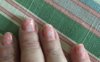 sheer background polka dot manicure, neversaydiebeauty.com