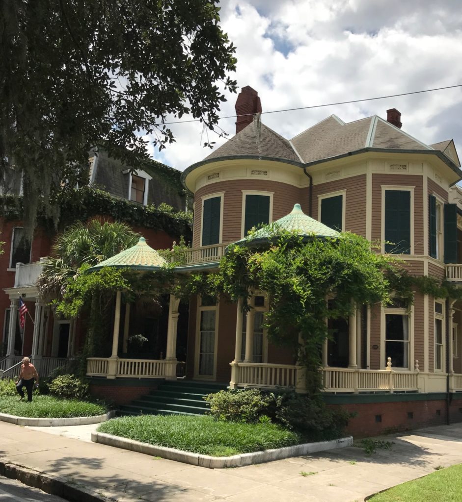 Victorian house in Savannah, neversaydiebeauty.com