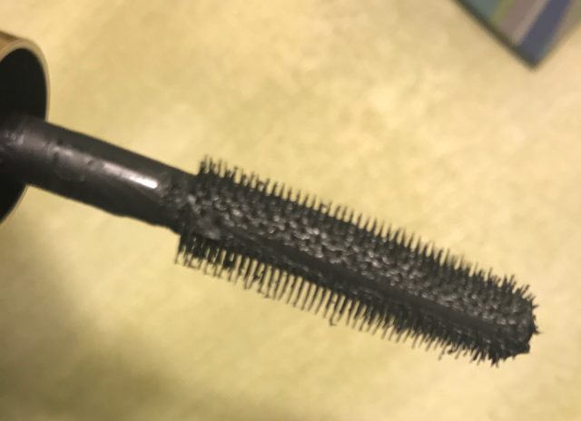 closeup of the wand for Tarte Maneater Mascara, wide non-tapered wand with lots of plastic teeth, neversaydiebeauty.com