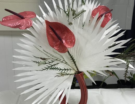 Ikebana arrangement with anthurium and bleached palmetto leaves, neversaydiebeauty.com