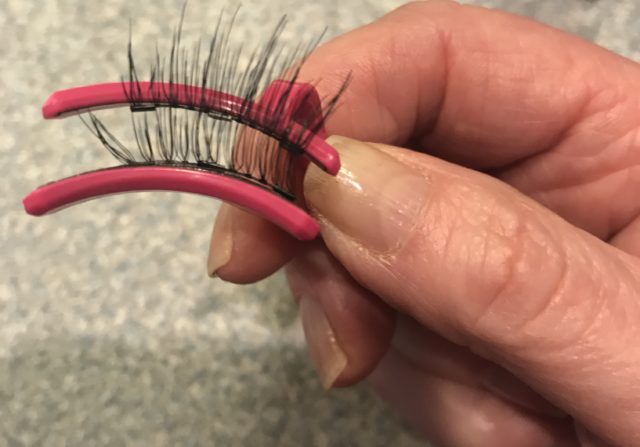 double magnetic lashes from Ardell on the applicator